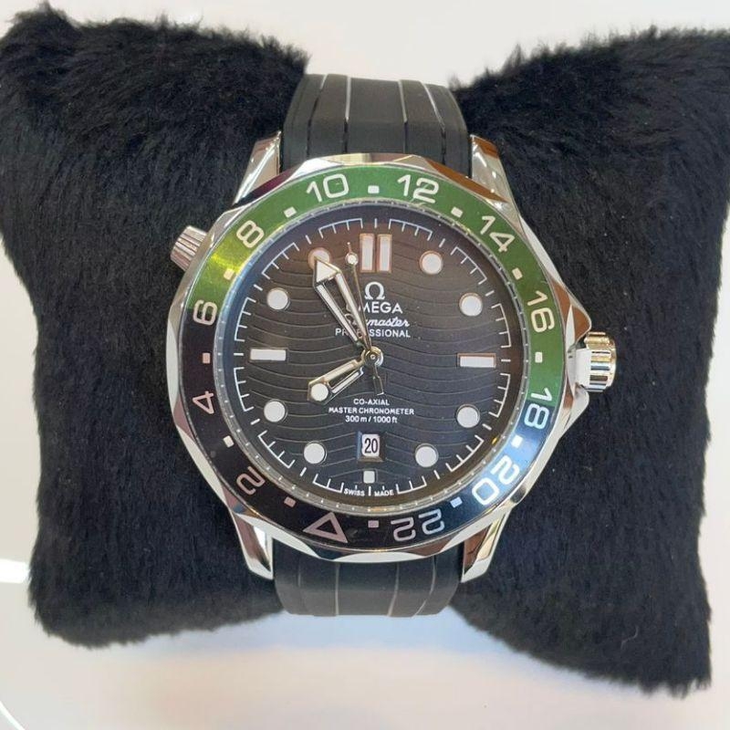 RELOGIO MASC OMEGA PRETO ARO PRETO E VERDE